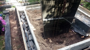 При ремонте больших памятников, они часто остаются внутри участка